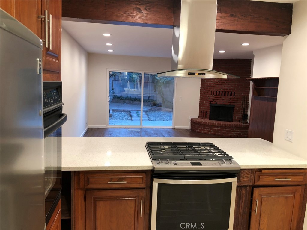 https://media.crmls.org/medias/95e21960-d29d-4efc-8a93-16b5a4ac2ac4.jpg?preset=X-Large