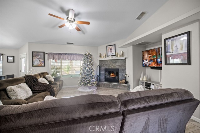 Detail Gallery Image 5 of 17 For 7590 Arrowhead Lake Rd, Hesperia,  CA 92345 - 4 Beds | 2 Baths