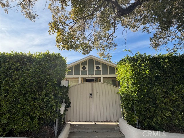 Detail Gallery Image 2 of 12 For 1201 Sanborn Ave, Los Angeles,  CA 90029 - 2 Beds | 1 Baths