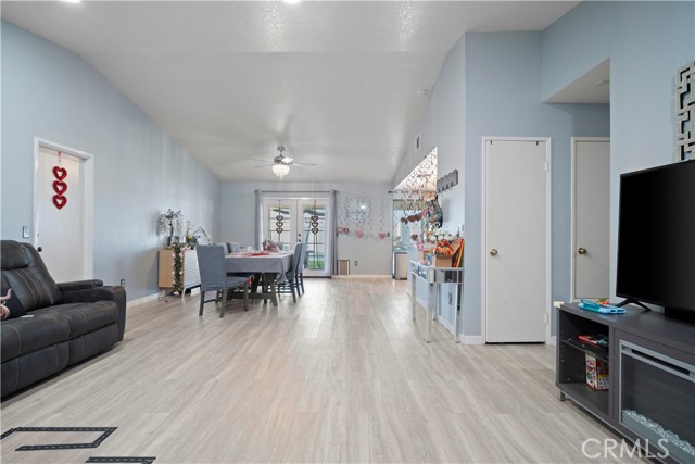 Detail Gallery Image 7 of 34 For 15634 via Cartagena, Hesperia,  CA 92345 - 3 Beds | 2 Baths