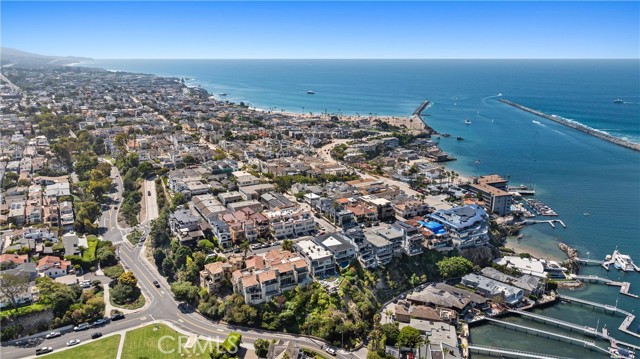 302 Carnation Avenue, Corona del Mar CA: https://media.crmls.org/medias/95ee9887-568b-4ba2-95c4-6809cdf643bd.jpg