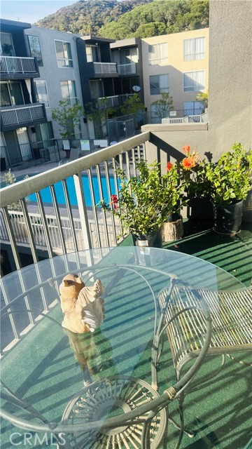 Detail Gallery Image 9 of 10 For 1745 Camino Palmero St #402,  Los Angeles,  CA 90046 - 1 Beds | 1 Baths