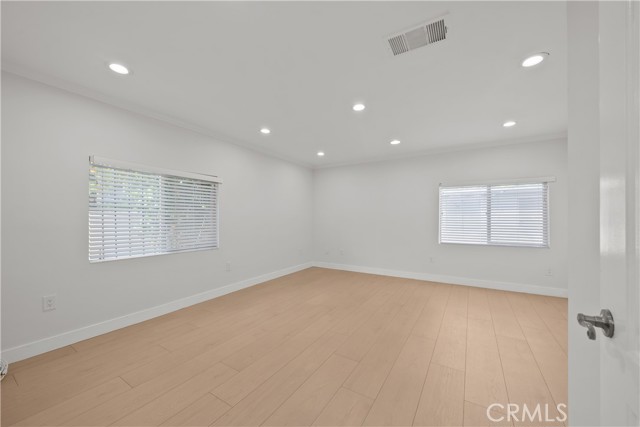 5025 Noble Avenue, Sherman Oaks CA: https://media.crmls.org/medias/95f1f086-3816-4884-944c-bf66734ced0b.jpg