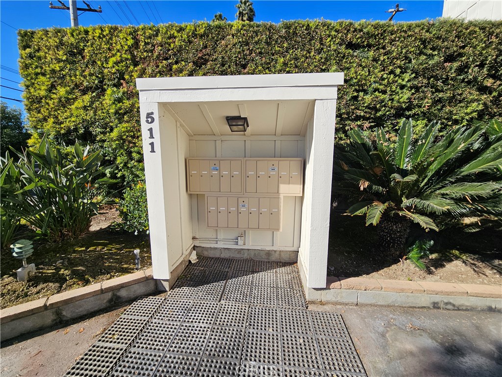 https://media.crmls.org/medias/95f4f585-24f4-4f8d-9dff-029de2520b50.jpg?preset=X-Large