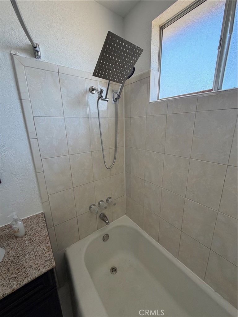 https://media.crmls.org/medias/95f7341e-1446-4849-b6bb-12db2ed81d5e.jpg?preset=X-Large