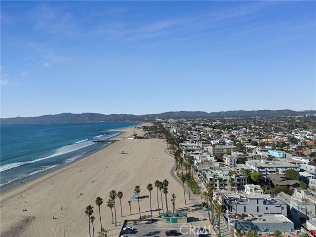 3011 Ocean Front Walk, Venice CA: https://media.crmls.org/medias/95f8d6d6-b887-48db-8863-c079c21a2124.jpg