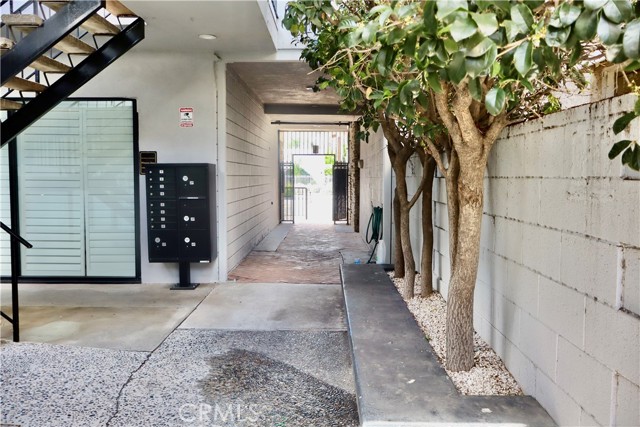 Detail Gallery Image 18 of 25 For 6016 Fallbrook Ave #200,  Woodland Hills,  CA 91367 - 4 Beds | – Baths