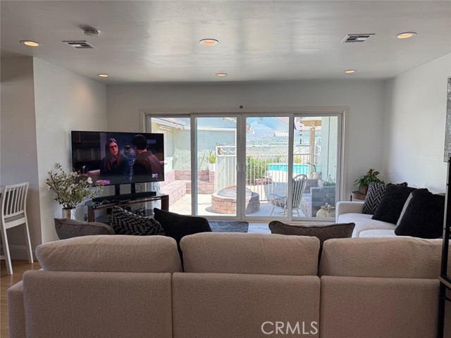 7232 Katherine Avenue, Van Nuys CA: https://media.crmls.org/medias/95fbfbc0-6e2d-4c09-8442-0535faa70885.jpg