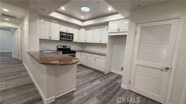 Detail Gallery Image 11 of 32 For 414 E Valencia Ave #111,  Burbank,  CA 91501 - 3 Beds | 3 Baths