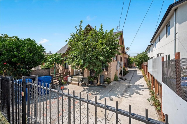 Detail Gallery Image 9 of 19 For 621 W 54th St, Los Angeles,  CA 90037 - – Beds | – Baths