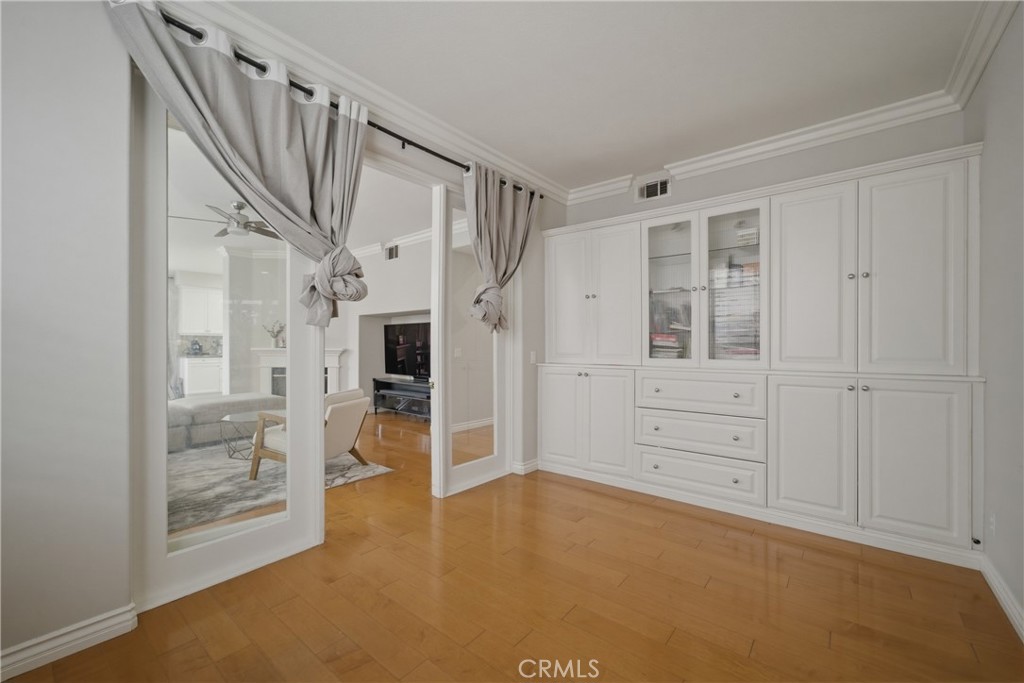https://media.crmls.org/medias/960710d5-907d-495a-8ee4-0b21458dfc4b.jpg?preset=X-Large