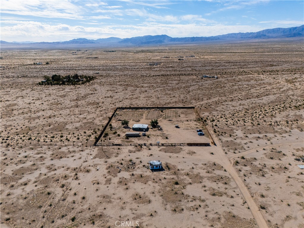 https://media.crmls.org/medias/9609d8d8-7cae-4f0f-8338-12282c413122.jpg?preset=X-Large