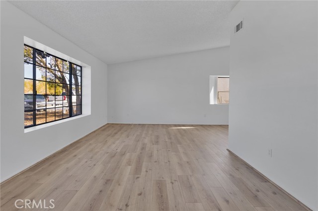 Detail Gallery Image 5 of 45 For 18037 Mondamon, Apple Valley,  CA 92307 - 3 Beds | 2 Baths