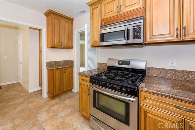 Detail Gallery Image 5 of 19 For 651 N Buena Vista St, Burbank,  CA 91505 - 2 Beds | 1 Baths