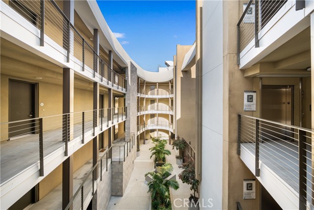 709 E Walnut Street, Pasadena CA: https://media.crmls.org/medias/960e0600-34c7-46e9-b3df-7a6f5f278aac.jpg