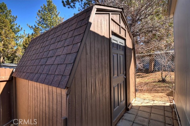 391 Montclair Dr, Big Bear City CA: https://media.crmls.org/medias/960e63cb-178b-4c6a-9da8-1fe49f7cf237.jpg