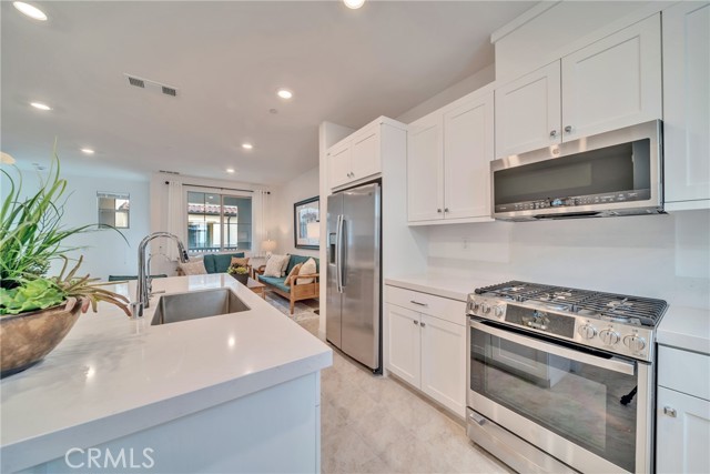 Detail Gallery Image 3 of 8 For 509 Tamarind Way #B,  West Covina,  CA 91791 - 2 Beds | 2/1 Baths