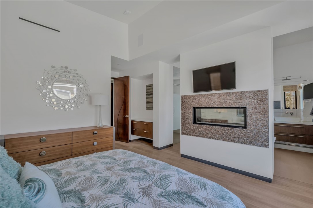 Detail Gallery Image 17 of 41 For 2314 Pacific Dr, Corona Del Mar,  CA 92625 - 2 Beds | 2/1 Baths