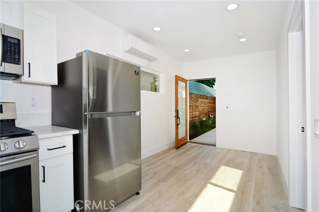 Detail Gallery Image 2 of 6 For 6442 Bertrand, Reseda,  CA 91335 - 1 Beds | 1 Baths