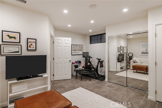 Detail Gallery Image 35 of 36 For 240 S Broadway #2,  Redondo Beach,  CA 90277 - 3 Beds | 2/1 Baths