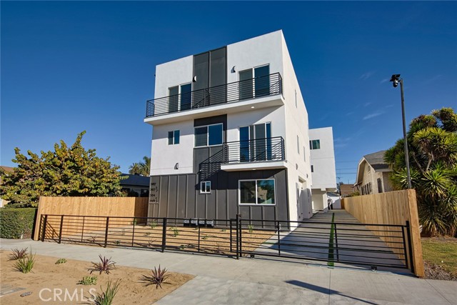 2402 S Cochran Avenue, Los Angeles CA: https://media.crmls.org/medias/9615feca-b10c-4740-a809-31b5029143e6.jpg
