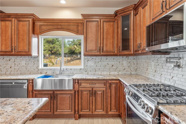 Detail Gallery Image 12 of 70 For 35750 Brookwood Ct, Yucaipa,  CA 92399 - 5 Beds | 4/1 Baths