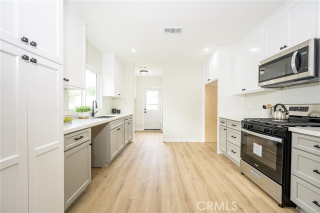 Detail Gallery Image 9 of 31 For 3688 Walnut Ave, Lynwood,  CA 90262 - 3 Beds | 1 Baths