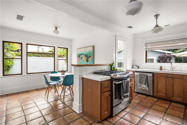 661 Grand Avenue, Long Beach CA: https://media.crmls.org/medias/9619d5d9-cf1f-4a6a-9228-461c97ebb6a0.jpg