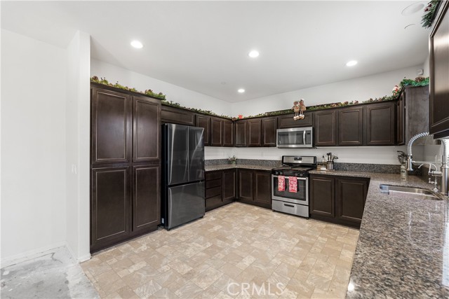 Detail Gallery Image 17 of 60 For 2517 San Madrid, Rosamond,  CA 93560 - 3 Beds | 2/1 Baths