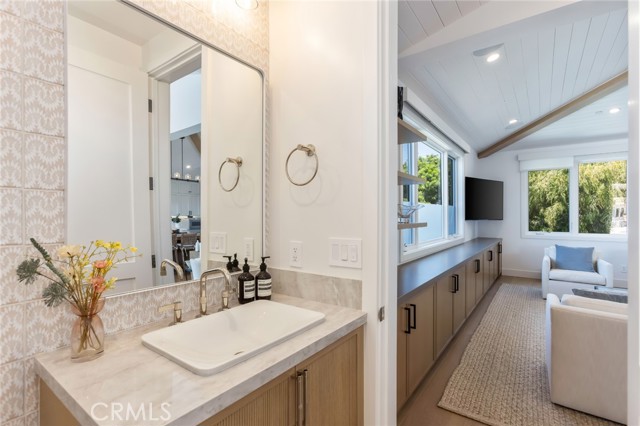 Detail Gallery Image 12 of 31 For 931 Duncan Ave, Manhattan Beach,  CA 90266 - 6 Beds | 5/2 Baths