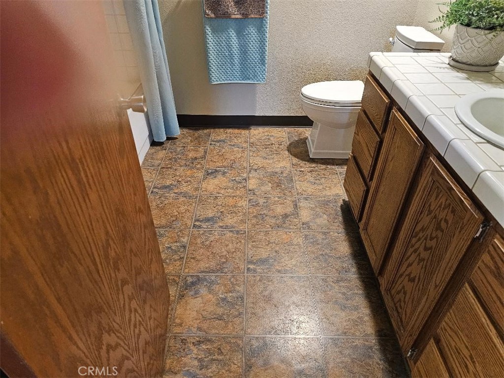 https://media.crmls.org/medias/961caeaa-adb3-4992-9672-646a5e11b0b6.jpg?preset=X-Large