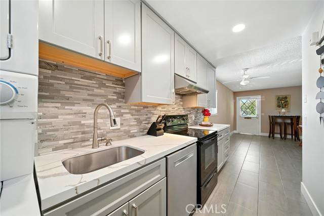 10230 Disney Circle, Huntington Beach CA: https://media.crmls.org/medias/961cd32f-72a8-4e65-961d-22186efac04c.jpg