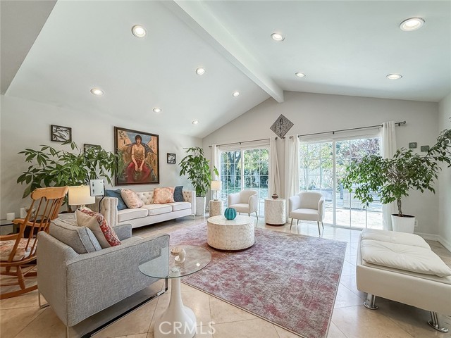 24017 Sylvan Street, Woodland Hills CA: https://media.crmls.org/medias/961cfc4e-7df8-45dc-942b-e04ca6be1b70.jpg