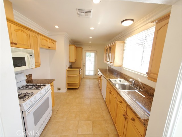 Detail Gallery Image 5 of 25 For 1741 Glenwood Rd, Glendale,  CA 91201 - 3 Beds | 2 Baths