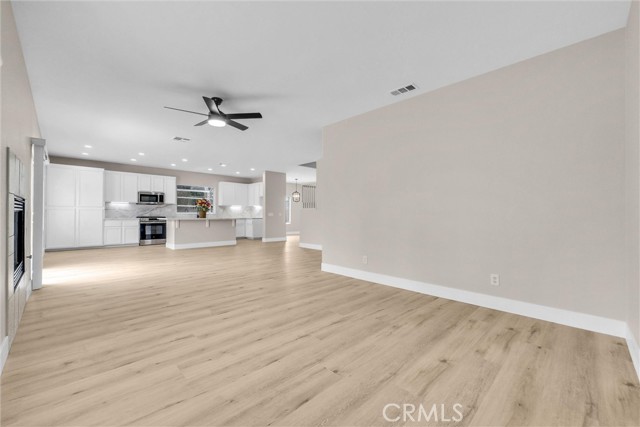 27258 Sierra Madre Drive, Murrieta CA: https://media.crmls.org/medias/961f8d66-7a07-4223-a25d-c72dff1cbef6.jpg
