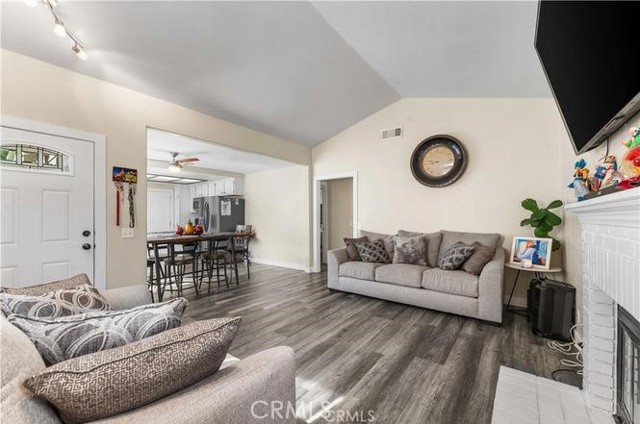Detail Gallery Image 2 of 7 For 1201 E Avenue R7, Palmdale,  CA 93550 - 3 Beds | 2 Baths