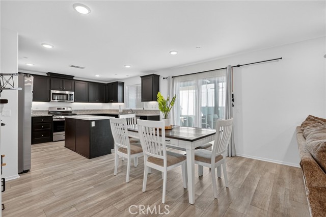 Detail Gallery Image 10 of 31 For 32970 Pacifica Pl, Lake Elsinore,  CA 92530 - 4 Beds | 3 Baths