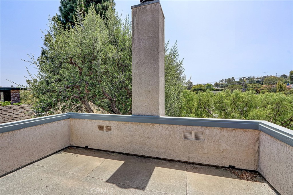 https://media.crmls.org/medias/962240e6-0dde-4d6f-aeac-d3bc3f33d1f7.jpg?preset=X-Large
