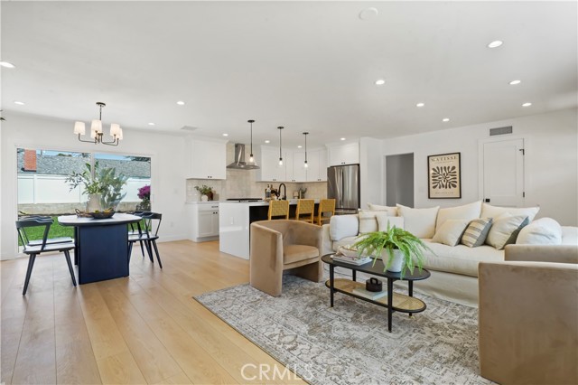 270 Fairfax Avenue, Ventura CA: https://media.crmls.org/medias/96249441-fe7c-48bb-a5bc-d4c2a10ca9cb.jpg
