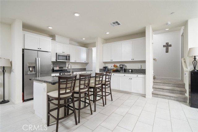Detail Gallery Image 1 of 33 For 16620 Wyndham Ln #6,  Fontana,  CA 92336 - 3 Beds | 2/1 Baths