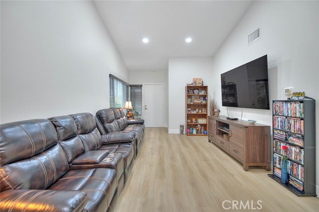 Detail Gallery Image 6 of 39 For 7077 Iris, Rancho Cucamonga,  CA 91739 - 3 Beds | 2 Baths