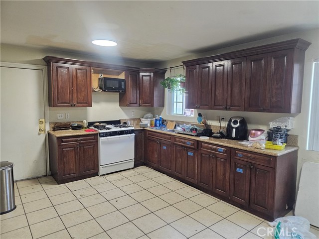 Detail Gallery Image 6 of 16 For 548 N Reservoir, Pomona,  CA 91767 - 4 Beds | 2 Baths