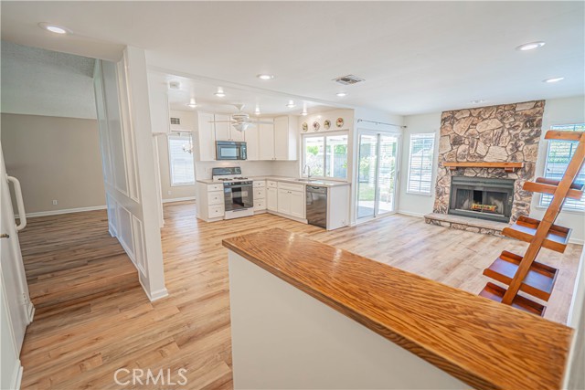 22914 Cerca Drive, Valencia CA: https://media.crmls.org/medias/962b4cac-0be8-4170-a70c-24ac351c9128.jpg