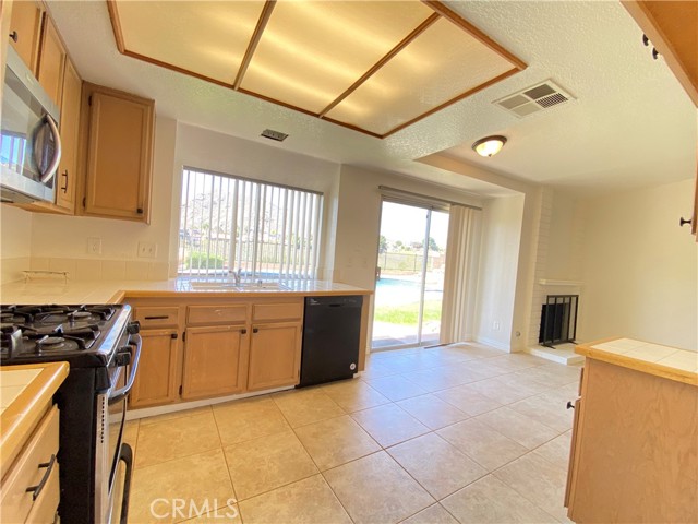 Detail Gallery Image 5 of 15 For 24372 Rimview Rd, Moreno Valley,  CA 92557 - 3 Beds | 2 Baths