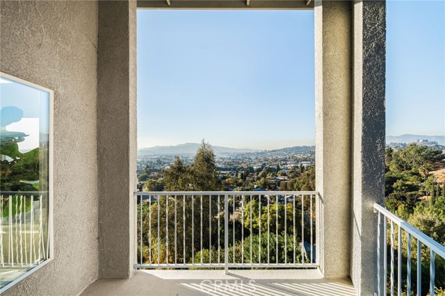 Detail Gallery Image 13 of 32 For 2397 Yorkshire Dr, Los Angeles,  CA 90065 - 3 Beds | 2/1 Baths