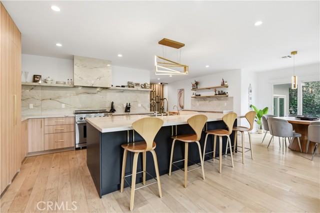 Detail Gallery Image 5 of 36 For 22637 Erwin St, Woodland Hills,  CA 91367 - 6 Beds | 5/1 Baths