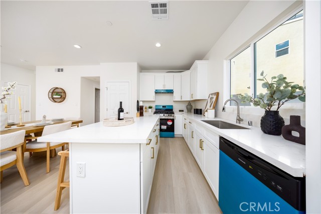 737 Lewis Street, Pomona CA: https://media.crmls.org/medias/963e4828-f2c2-4f7b-906e-39ae29c2a893.jpg