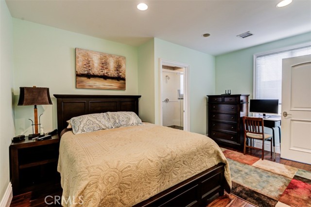 Detail Gallery Image 7 of 11 For 2504 23rd St #B,  Santa Monica,  CA 90405 - 2 Beds | 2 Baths