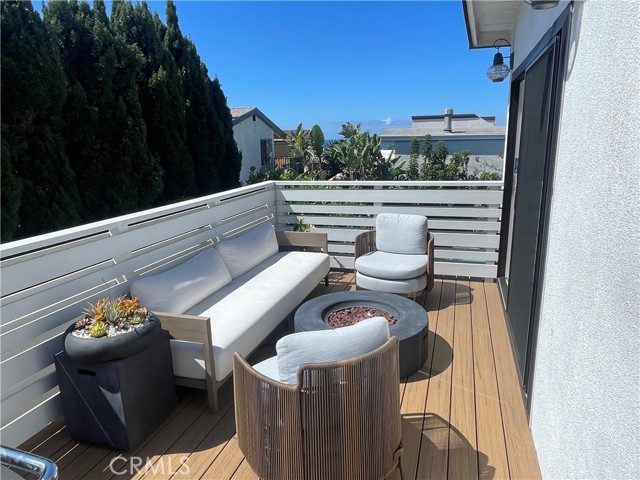 Detail Gallery Image 2 of 4 For 1002 3rd St, Hermosa Beach,  CA 90254 - 4 Beds | 3/1 Baths