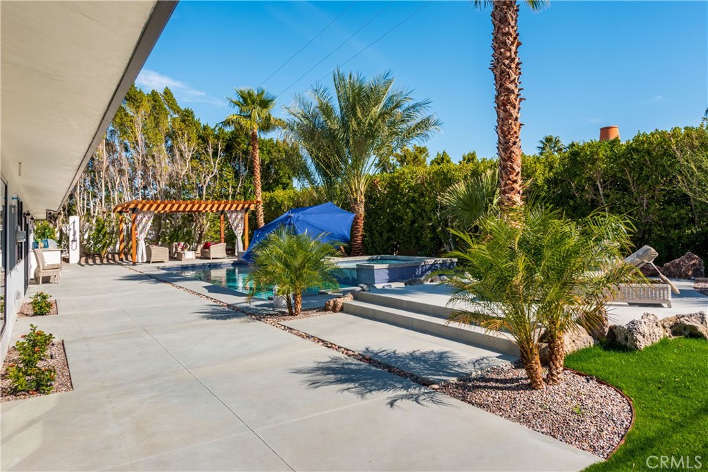 https://media.crmls.org/medias/96470176-72d5-4a57-a1fe-0bce403361de.jpg?preset=X-Large